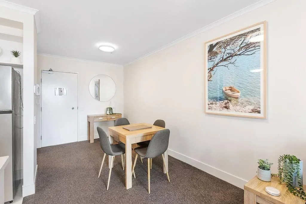 Broadbeach Beauty Walk To Beach & Free Parking Gold Coast